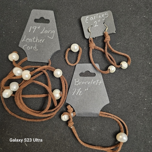 Set of necklace, bracelet, earrings, and ring in leather cord and pearls. - Picture 6 of 11